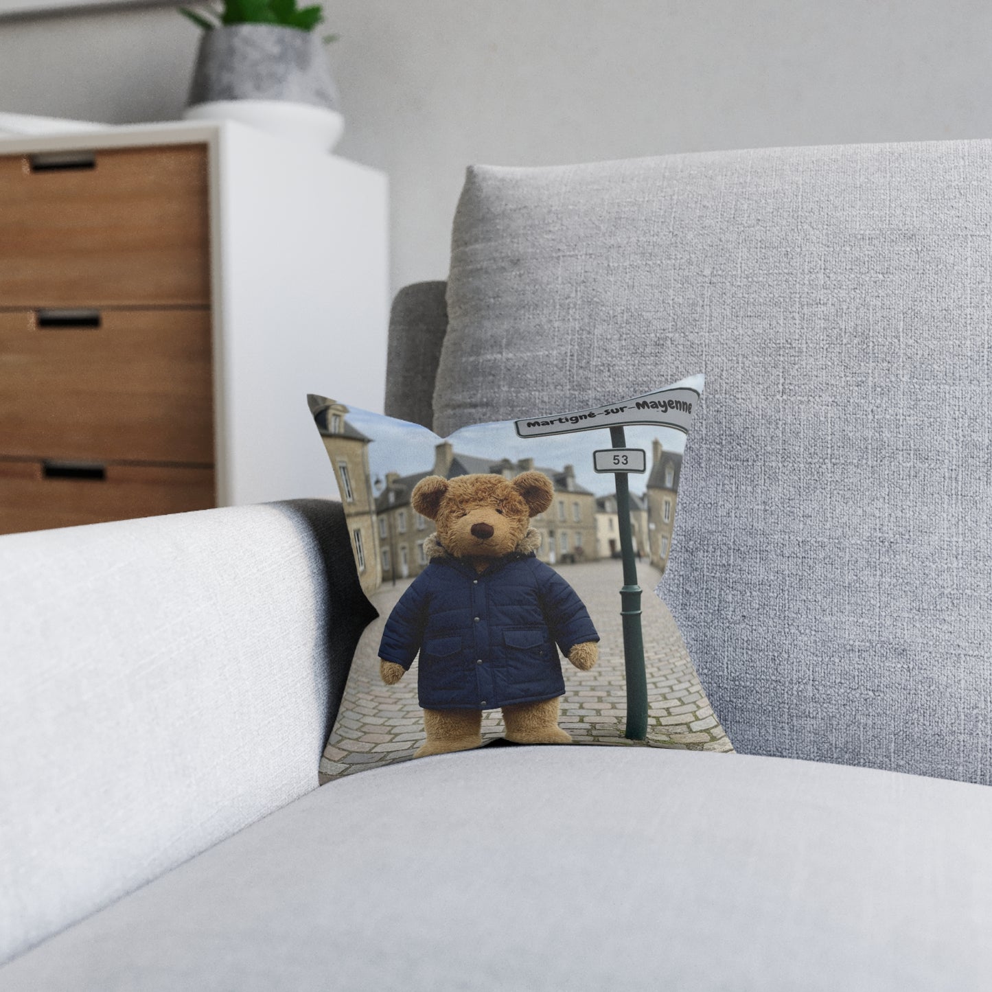 Teddy on Tour Max Square Pillow